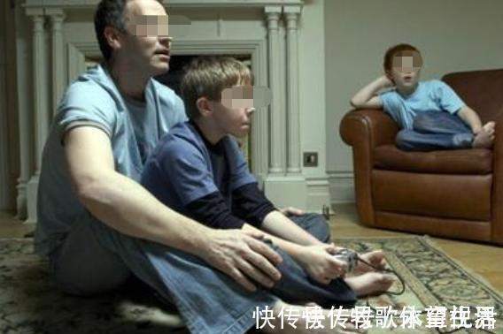 女孩|龙凤胎女孩先出生,却让男孩当哥哥,父母自认为的精明实则很愚蠢