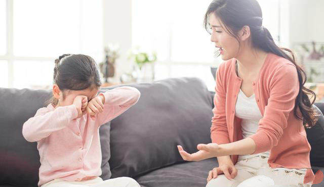 灵魂|“你会找老婆吗”萌娃被揍后灵魂质问爸爸,看到姥姥直接崩溃了