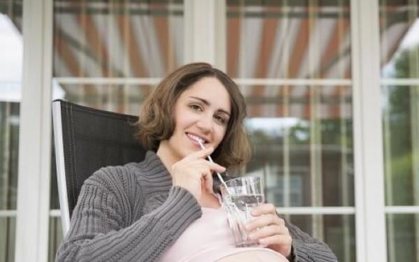 饮水|孕妇做B超憋尿,一口气连喝10杯水,导致昏睡或致胎儿畸形