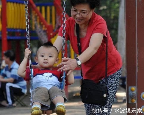 在孩子眼中，奶奶和外婆有啥区别？这三个孩子说得很透彻