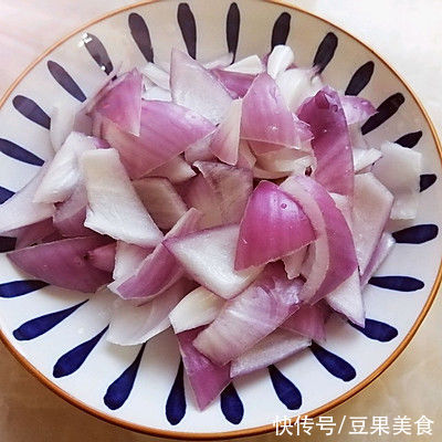 胡萝卜片|学会简单营养又好吃的洋葱炒鸡蛋，把餐厅味道搬回家
