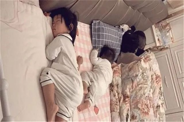 被子|一家四口的睡姿走红,完美诠释:爹妈才是真爱,两个孩子是个意外