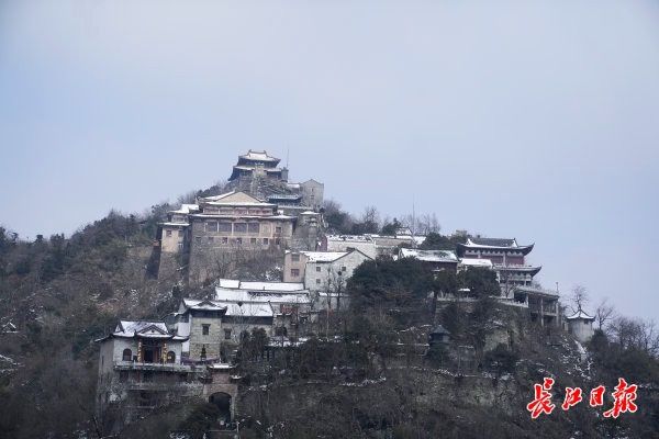 木兰山雪未消融，市民登高赏雪