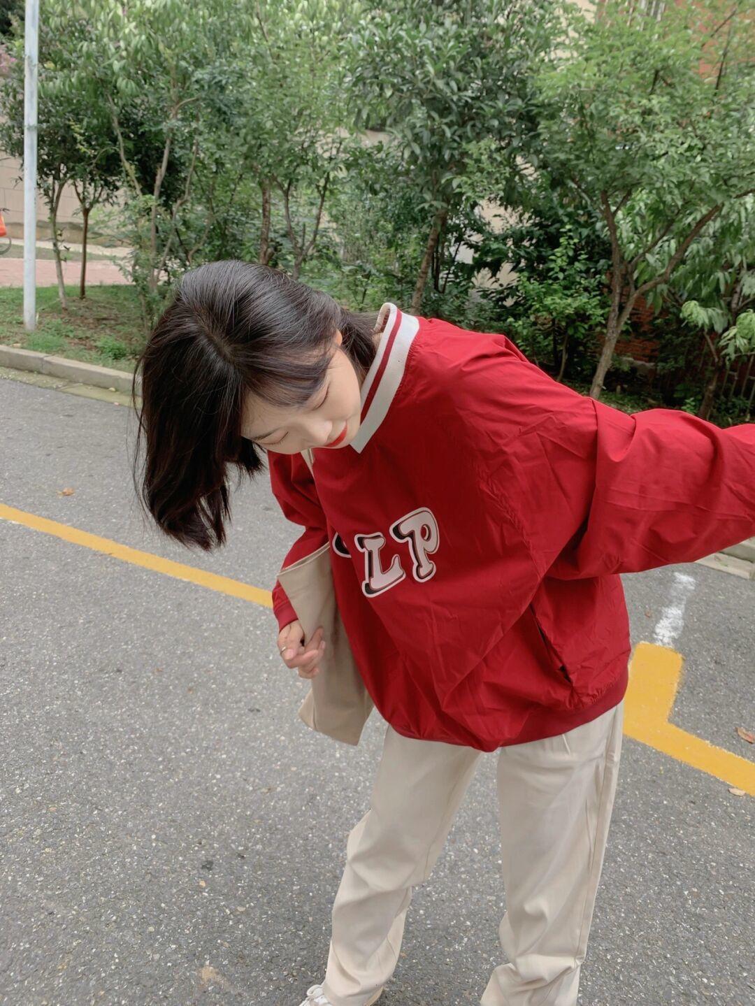 红色字母卫衣+白色休闲裤,韩范十足!|早秋卫衣合集| 韩范
