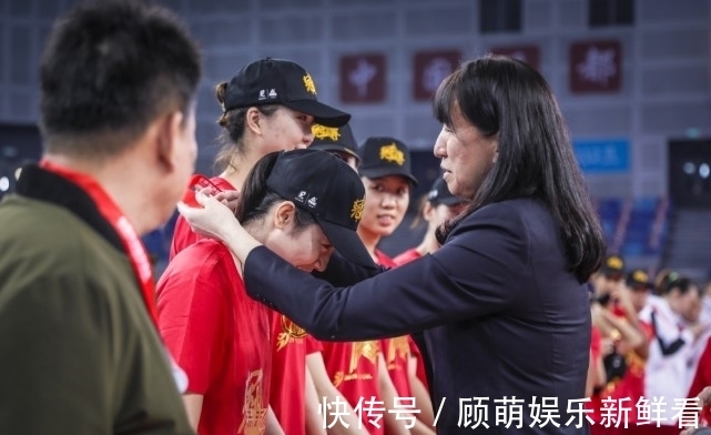 颁奖典礼|第14冠到手!李盈莹对赖亚文撒娇,姚迪有心事,夺冠奖金有多少钱
