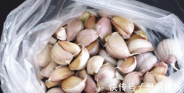 吃不完的大蒜,别直接放冰箱!教你一招,放一年都不干瘪发芽!