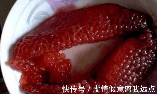 男子放假去钓鱼,朋友钓9条,他只钓一条,回家剖开鱼肚乐坏了