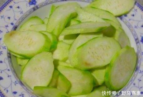 烹饪方法|炒丝瓜时，直接下锅是不对的，教你1个妙招，丝瓜不发黑更翠绿