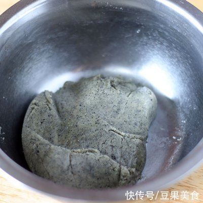 香辣黑芝麻月饼|香辣黑芝麻月饼，分享一个好用的月饼皮配方