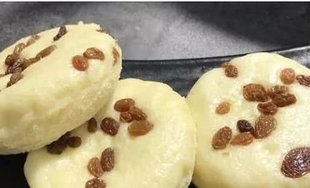 北方人最爱的糕点,搅一搅蒸一蒸,撒上葡萄干,比发糕好吃10倍