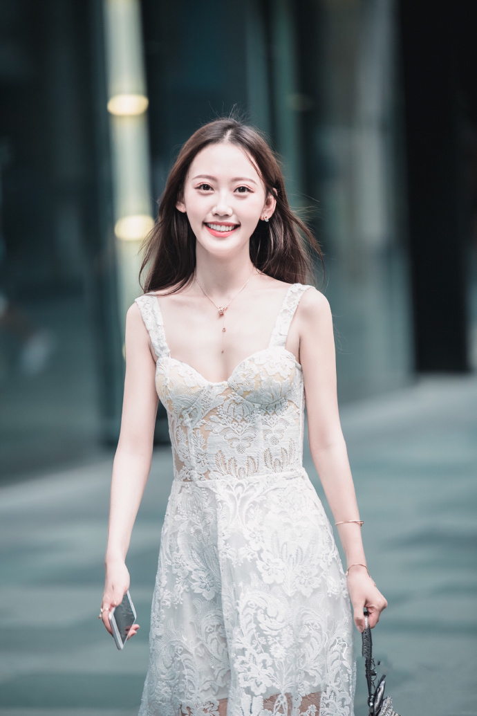 清纯|路人街拍一袭白色蕾丝公主裙的小姐姐,性感又不失清纯!
