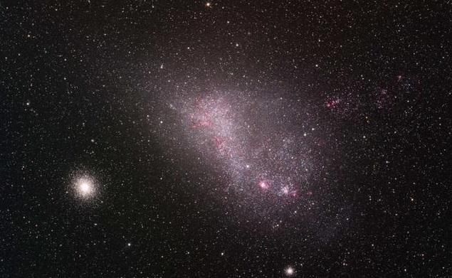 地球上用肉眼能看到4个银河系外星系，最近最亮的我们却看不到