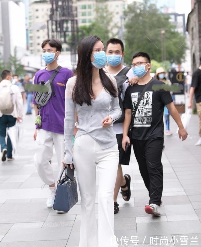 针织衫|网纱拼接针织衫,搭配纯白喇叭裤,精致干练时尚霸气