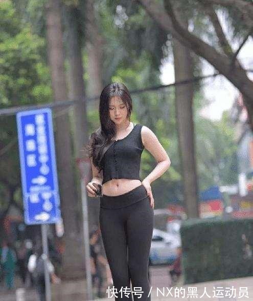 简单装扮的瑜伽裤显得干净挺阔，体现简洁干练的潮流风，简洁干练！