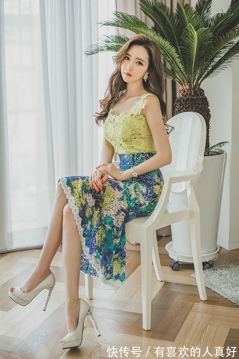 蕾丝|穿黄色蕾丝连衣裙的美女,脚上一双恨天高很是亮眼