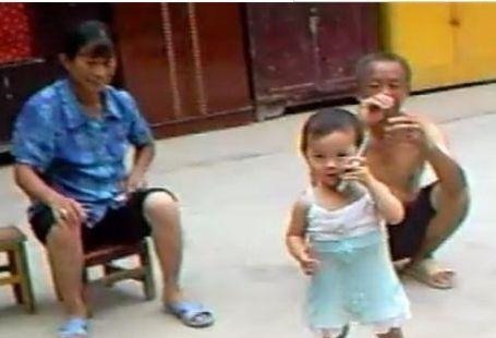 委屈巴巴|4岁女儿不乖被妈妈罚站, 妈妈去厨房做饭, 回来看到孩子直接笑喷!