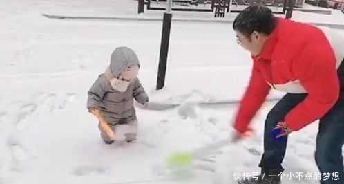 铲子|奶爸“以大欺小”式带娃玩雪火了,娃这个糟老头子坏得很