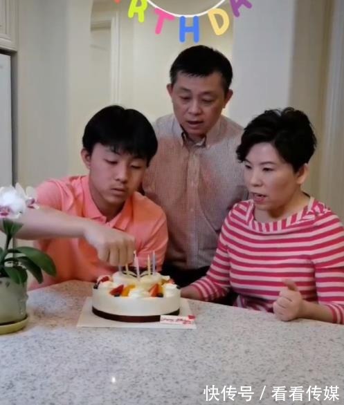 姥爷|48岁邓亚萍晒一家五口合照,15岁儿子满脸胡茬太老成,长相随爸爸