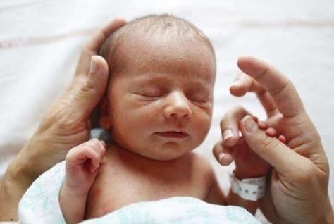 新生儿这个行为出现越早,说明大脑发育越好越聪明,你家宝宝有吗