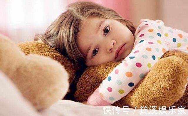 几个月|宝宝几个月会翻身和长牙,很多妈妈做错,耽误宝宝发育