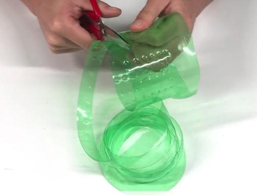 塑料瓶上剪几下,用来晾晒袜子太实用,家家户户都用得到