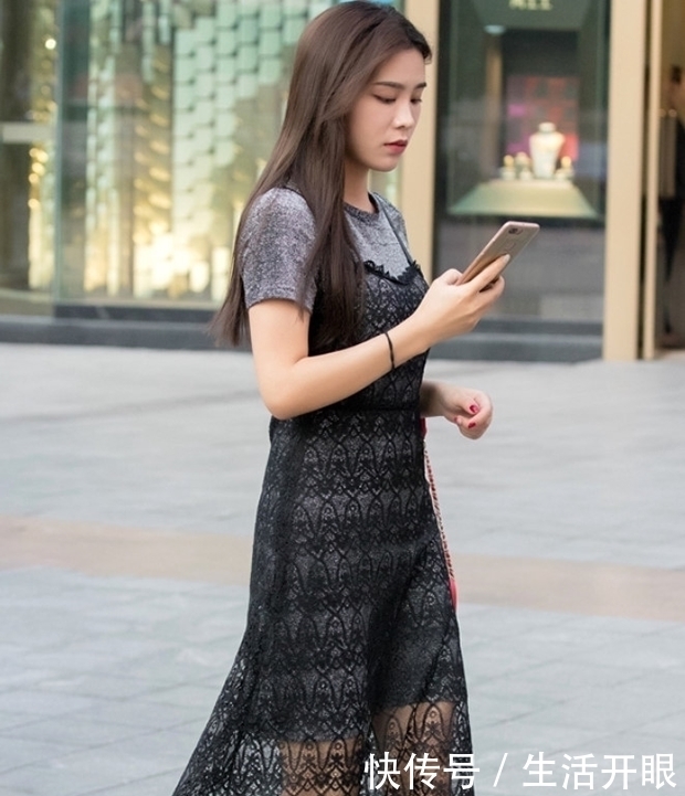 穿搭|街拍：时髦长裙美女，图5搭配吊带裙显出气质！