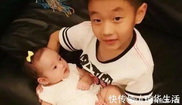 小妹|哥哥写作业,妹妹总去打扰,谁想到连人带兔一起被哥哥撵了出来