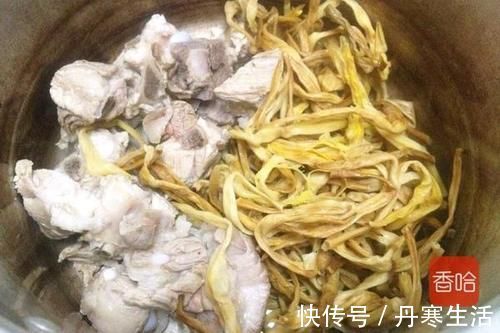 香菇肉片汤|失眠最怕这个菜,农村很常见,隔三岔五吃一次,睡眠好一觉到天亮