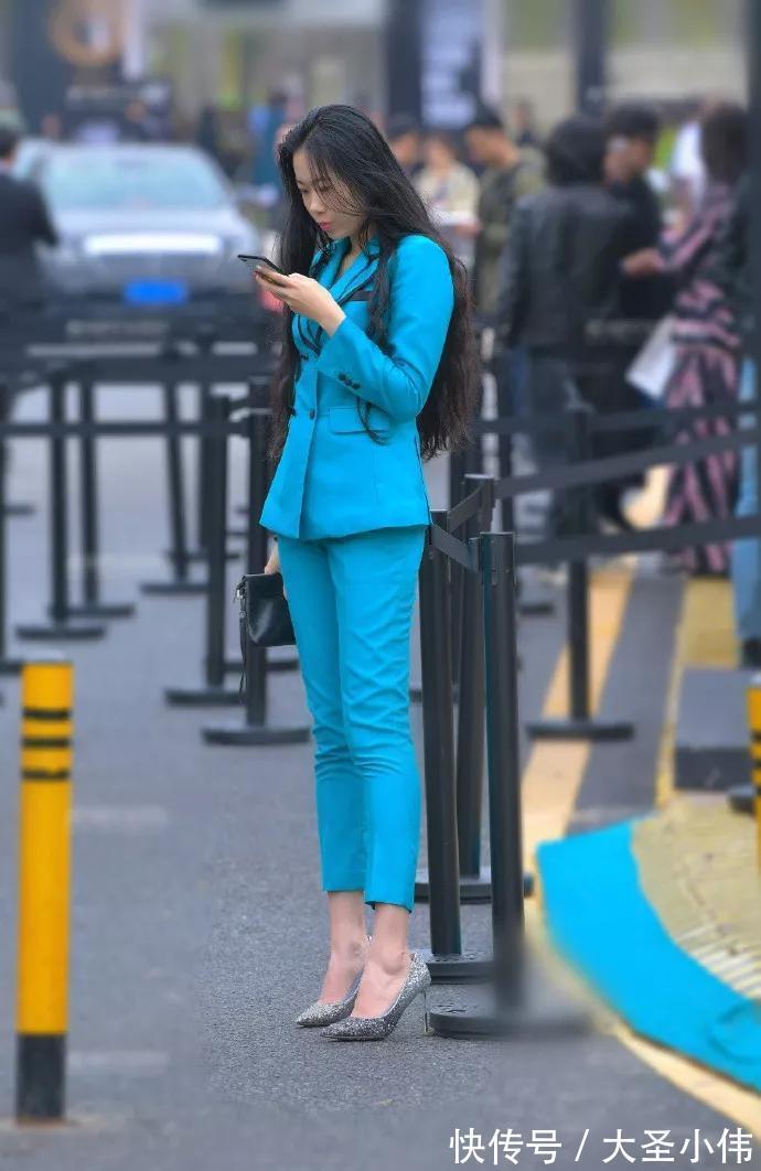 帆布鞋 美女街拍:小姐姐以黑色为主的搭配,不仅修身显瘦,还穿出了满满的精致感