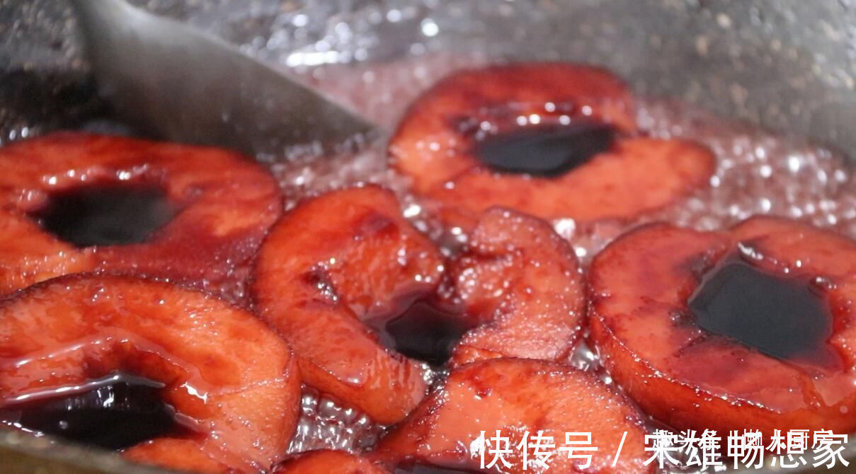 红酒不光炖牛肉好吃,还能煮梨,香气扑鼻,不用怕红酒喝不完了