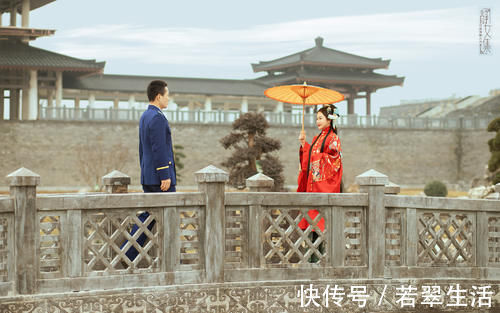 汉服|当“军装蓝”遇上“汉服红”，好一个铁汉柔情，太让人羡慕了