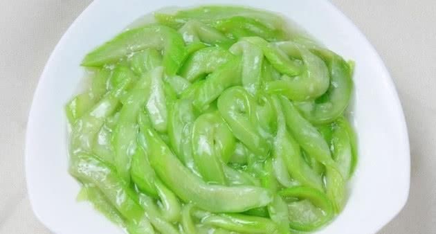 炒丝瓜总发黑?别直接下锅炒,掌握这个技巧,丝瓜翠绿更好吃