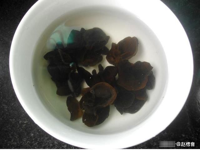 炒木耳总是在锅里噼啪往外喷油,大厨教你一招,真的马上消停了!