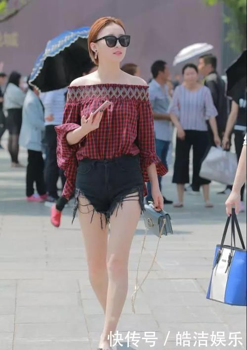 时尚街拍一字肩这样搭配穿,不仅时尚大气,而且回头率飙升