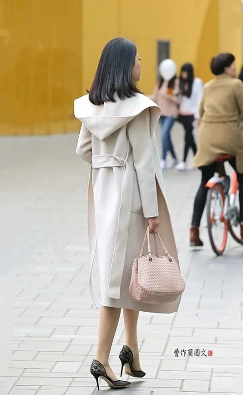 街拍：美女，用尖头细高跟添彩春装