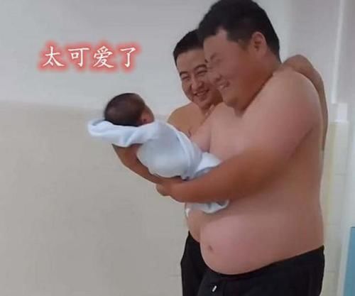 猪八戒|爸爸和舅舅抢着抱新生儿，护士看笑，网友：“猪八戒”在看人参果