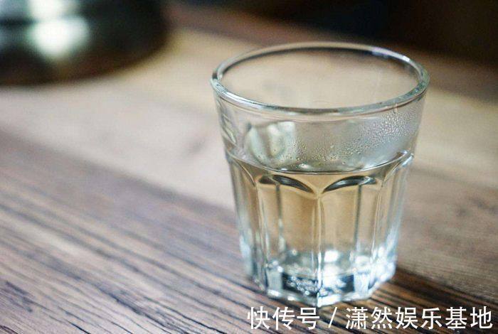 生活环境|孕期在这四个时间段喝水,羊水会更“清澈”,对胎儿发育好处多