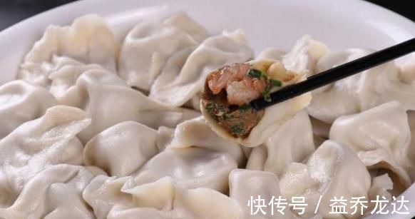 搅拌均匀|拌饺子馅时,放什么“油”更香?大厨教你一招,不管啥馅料都好吃