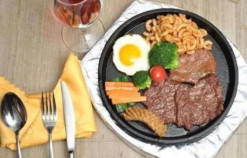 服务员|迪拜朋友请客吃牛排,中国小伙一口吞了盘里的煎蛋,服务员土鳖