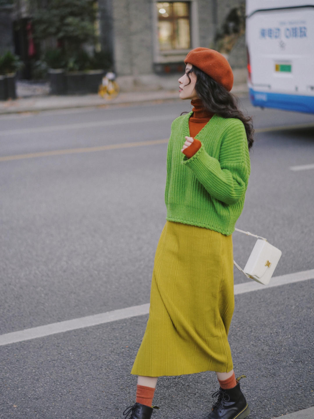 穿搭|秋冬就像一个调色盘,怎么好看怎么穿,绿色毛衣+红色打底衫,复古又时髦!