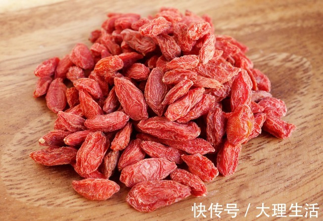 泡水|枸杞泡水是早上喝好还是晚上喝好，很多人不清楚，难怪总“上火”