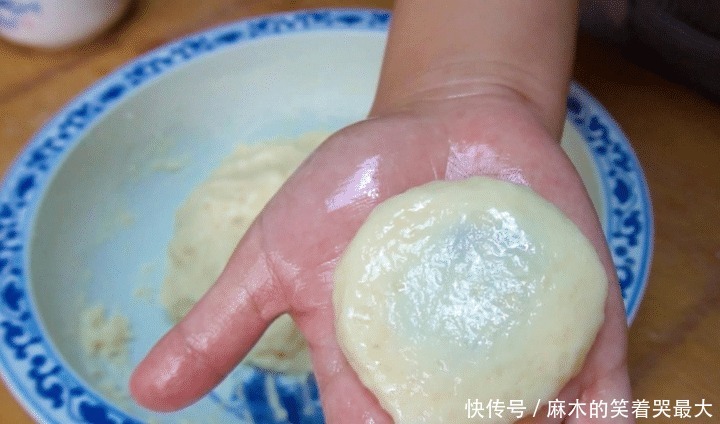 鼓大|秋天,遇到此面食要多吃,简单一炸,外酥里软,个个空心鼓大泡