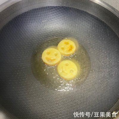 诱惑|一上桌就被哄抢，这道快乐的笑脸薯饼的诱惑我跪服