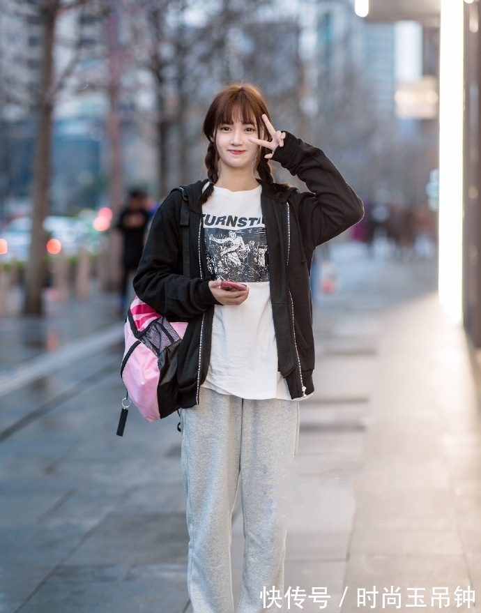 胶皮 为了取悦男朋友,用“胶皮”当高跟鞋穿,这172cm身高没让人失望吧?