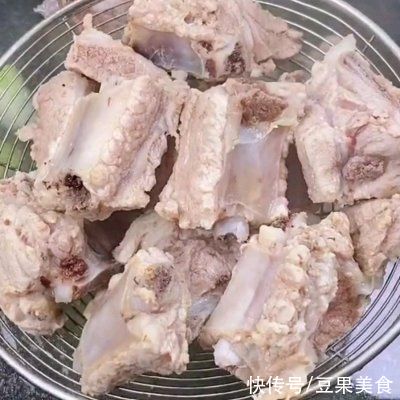 清甜|玉米排骨汤清甜营养又健康，做法还很简单