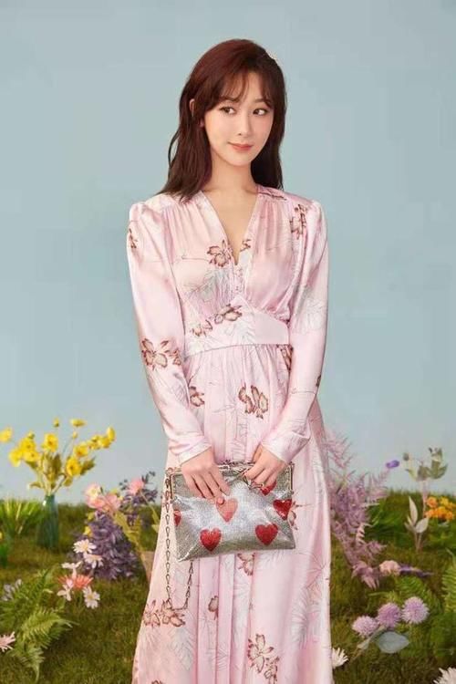 花娇|被小姐姐惊艳到了，穿粉色V领长裙曲线迷人，人比花娇