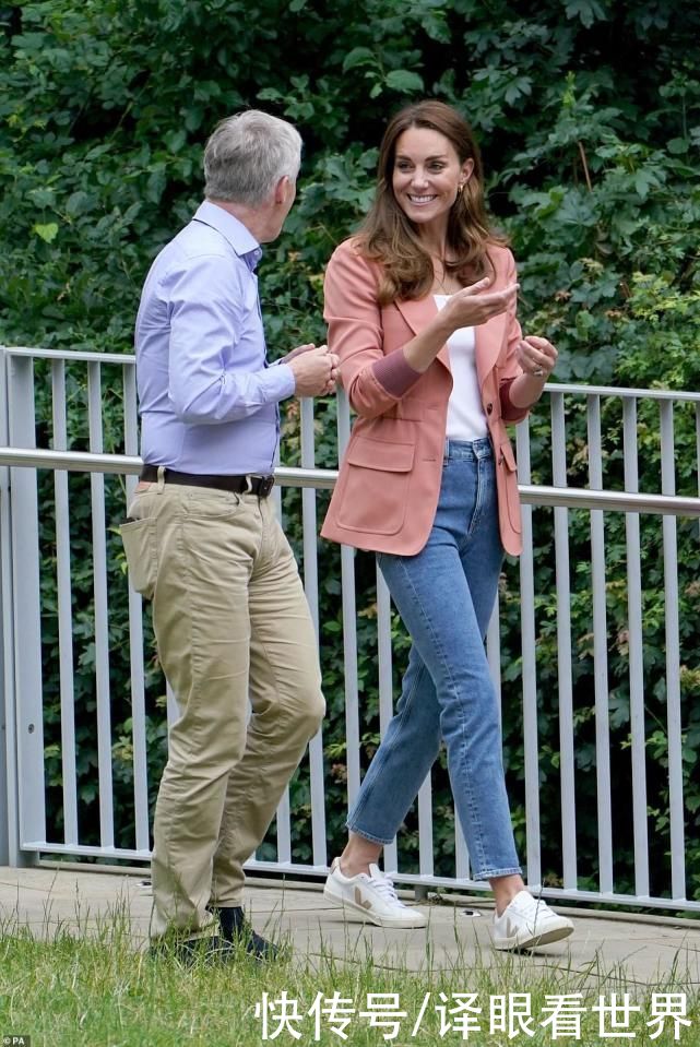 蔻依|凯特王妃穿1.6万新外套现身，盘腿而坐很随性，给学童吃自家蜂蜜