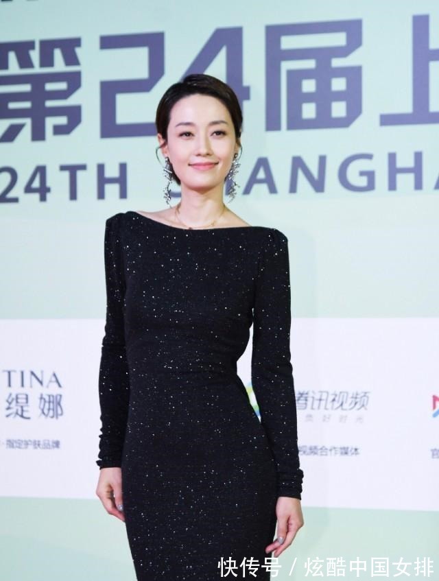 马伊琍终于换掉短发造型, 梳起马尾穿一身红色套装, 耳目一新的美!