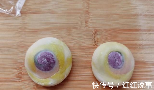 酥皮月饼|中秋来点不一样的,五彩月饼颜值高,酥软不腻味道好!