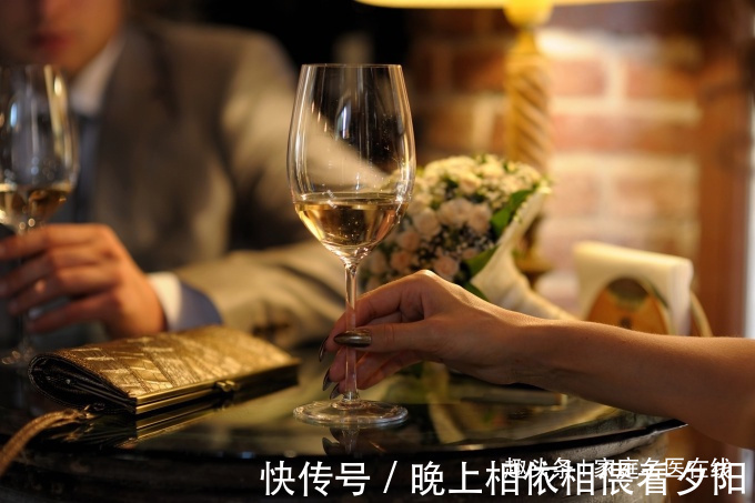 酒精肝|喝酒后出现4个信号，离肝硬化很近，若你4个都有，提示该戒酒了